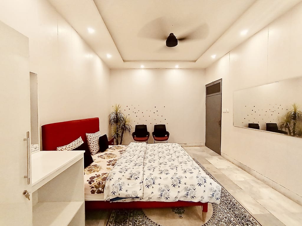 Bedroom A — Rose, view 2